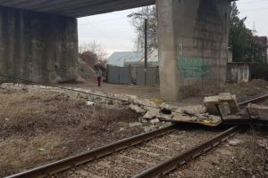 Trafic feroviar intrerupt pe Magistrala 500. A cazut o balustrada (galerie foto)