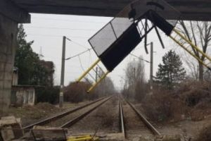 TRAFIC FEROVIAR BLOCAT blocat între PLOIEȘTI Sud şi BUZĂU. Balustrada unui pod, prăbuşită pe calea ferată