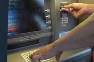 BĂLENI: Un bărbat a încercat să spargă un bancomat din clădirea fostei primării