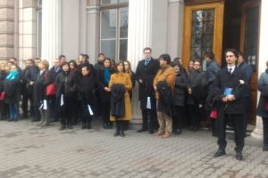Magistraţii clujeni protestează în faţa Curţii de Apel. Activitatea va fi suspendată timp de o săptămână