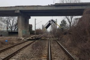 Se dezintegreaza podul de pe Centura de Est, zona Matizol. Traficul feroviar, BLOCAT