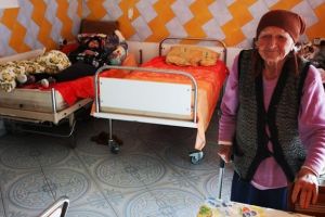 Bătrânii de la azilul din Liebling nu primeau tratament şi stăteau în frig. O femeie a murit