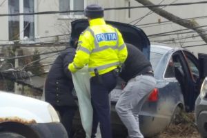 Aproape 8.500 de pachete de ţigări, găsite în maşina cu care un şofer a intrat într-un ...