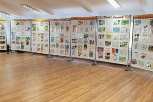 Vernisajul expoziţiei ,,Personaje legendare şi scene de istorie prin ochi de copil”, ...