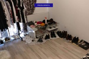 Percheziţii în Sânmartin: Doi orădeni au fost prinşi că vindeau pe OLX haine contrafăcute ale unor mărci precum Versace, Philipp Plein şi Givenchy (FOTO)