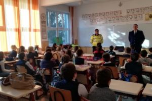 Poliştii au vorbit cu elevii piteşteni despre educaţia rutieră