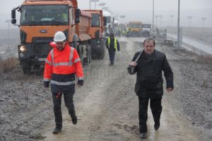 Gheorghe Flutur a venit cu o lopată pe şantierul centurii Sucevei pentru a da o mână de ...
