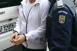 Tânăr prins în flagrant în timp ce fura haine din curtea unei femei, în Carei