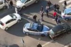 Interlopii romani fac legea si la Roma / Politisti italieni inconjurati si amenintati in timpul unei urmariri