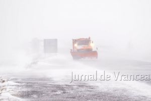 ULTIMĂ ORĂ: Ninsori şi viscol în Vrancea, până la ora 16.00