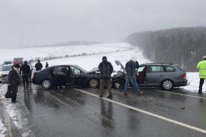 O persoană a rămas încarcerată şi alte cinci au fost rănite, în urma ciocnirii a două ...