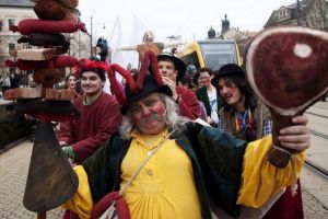 Bihorenii, invitaţi la Festivalul Mangaliţei de la Debreţin. Excursie cu autocarul, ghid în limba română şi gustare de pomana porcului