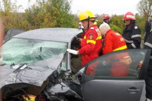 A pierdut controlul volanului, a intrat în impact cu un copac şi s-a răsturnat în afara părţii carosabile