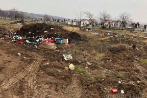 Cimitirul din Episcopia: Noroaie până la genunchi şi munţi de gunoaie (FOTO)