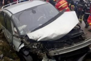 O femeie a murit şi ofetiţă de grădiniţă ajunge la spital. Ambele erau pasagere într-o maşină care circula regulamentar