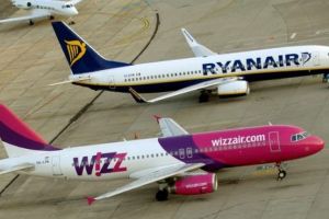 Wizz Air şi Ryanair, amendate pentru că au crescut taxa pe bagajul de mână