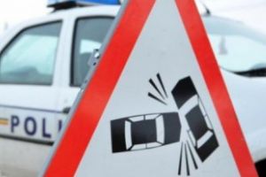 GRAV accident de circulaţie la Iaşi. Doi poliţişti au fost răniţi. Medicii se luptă pentru a le SALVA VIAŢA

