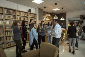 Flori de Mac, primul ”books coffee” deschis la Alba Iulia în scopul caritabile de o asociaţie care oferă gratuit servicii de îngrijire la domiciliu pentru copii şi adulţii cu boli incurabile