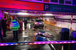 Accident rutier in parcarea de la City Park Mall din Constanta. Un agent de paza a fost ranit   