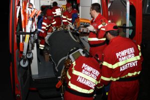 Ninsoarea a provocat mai multe accidente. Un microbuz plin cu pasageri s-a răsturnat