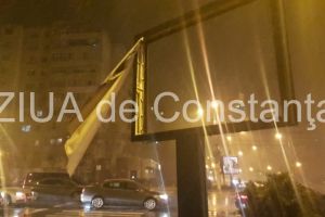 Panourile publicitare din Constanta, victime“ ale vantului. Cum arata doua astfel de panouri (galerie foto)