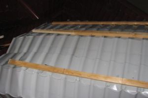 ACUM – ACOPERIŞ PRĂBUŞIT PESTE MAŞINI LA CÂMPULUNG!