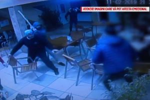 Tânăr bătut cu ranga de 3 clienţi ai unui bar. Explicaţia lor: “A căzut, s-a lovit”