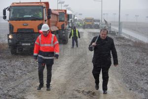 Gheorghe Flutur a venit cu o lopată pe şantierul centurii Sucevei pentru a da o mână de ...