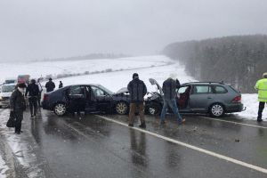 Șase persoane au ajuns la spital, în urma unei ciocniri frontale dintre două autoturisme