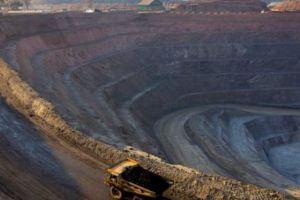 18 morţi după ce o cisternă cu acid sulfuric s-a răsturnat peste două maşini
