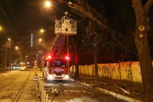 Dezastru in Capitala! Autoturisme avariate si zeci de copaci cazuti (galerie foto) 