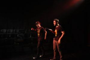 Baimarenii sunt invitati la spectacol. Piesa “PLEX” in interpretarea si regia actorilor Andrei Dinu si Andrei Stan