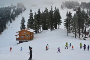 Aglomeraţie pe pârtiile din Poiana Braşov şi în cursul săptămânii. Aproape 30.000 de treceri prin turnicheţi, zilnic