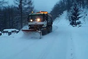 Video: Echipele SDN deszăpezesc drumul de la Rânca