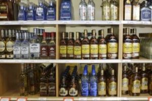 Zeci de oameni au murit după ce au fost intoxicaţi cu alcool de contrabandă. Alte douăzeci de persoane se află internate în stare critică