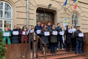 Procurorii timişoreni, aplaudaţi de timişoreni în faţa Palatului Justiţiei