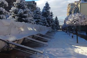 GALERIE FOTO Corturile destinate comercianţilor de mărţişoare, doborâte de viscol
