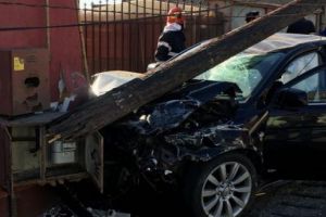 A intrat cu maşina în stâlp