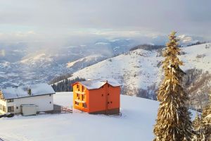 Avertizare de vânt puternic. Viscol la munte şi ger până luni dimineaţă