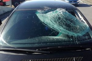 Accident în Tileagd: Un şofer a ajuns la spital, după ce gheaţa de pe un TIR i-a căzut peste maşină, i-a spart parbrizul şi l-a lovit în cap (FOTO)