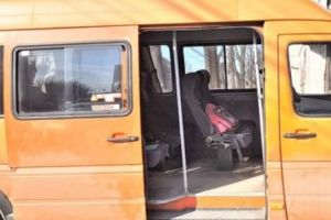 Șoferul microbuzului din care a căzut o elevă şi a murit a fost arestat. Ce probe au oamenii legii?