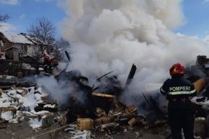 FOTO – Casă în flăcări pe strada Măceşului