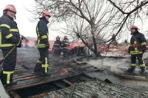 FOTO Incendiu pe strada Libertăţii. Două case au fost afectat