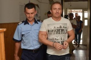 Fostul director al Colegiului Andrei Şaguna, Răzvan Vonea, a scăpat definitiv de pedeapsă.  Procesul se reia la Curtea de Apel Oradea