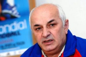 ACUZAȚII GRAVE îndreptate către un fost selecţioner. „Mi-a dat un pumn în spate! Mi-au dat lacrimile instantaneu”