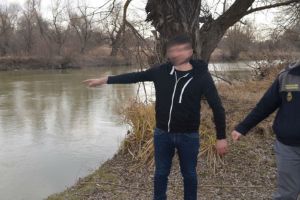 Doi sirieni au vrut să intre în România traversând Prutul pe un colac
