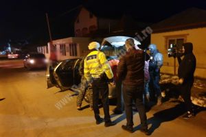 Mascaţii îşi petrec noaptea pe străzile din Potlogi. Acţiune cu efective mărite