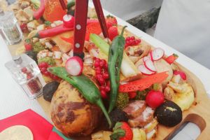 Slană maturată în zeamă de varză şi pralinele cu slănină, revelaţiile la Târgul din Braşov
