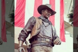 Numele aeroportului „John Wayne” trebuie SCHIMBAT, pentru că actorul a fost „RASIST” şi „HOMOFOB”