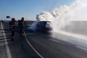 Maşină cuprinsă de flăcări în trafic, la ieşire din Remetea Mare spre autostradă